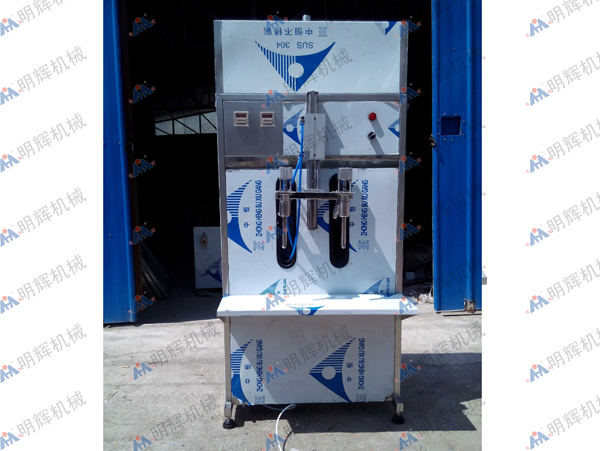 半自動(dòng)直線自流式灌裝機(jī)